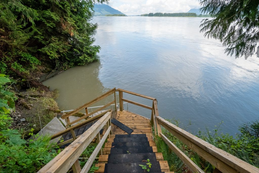 Fraser River's Edge B&B, Bed And Breakfast Lodge In Chilliwack